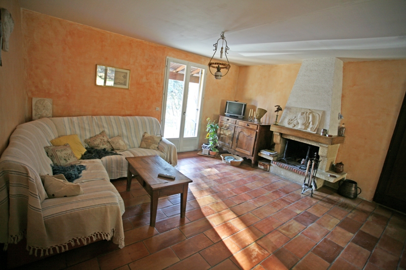 Near Gordes, one level building made of two houses linked with a shared hall and garage