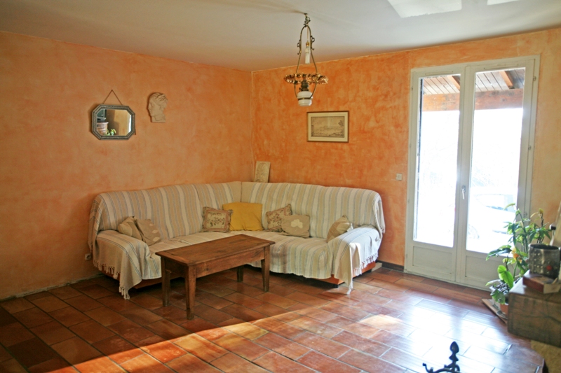Near Gordes, one level building made of two houses linked with a shared hall and garage