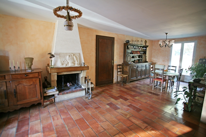 Near Gordes, one level building made of two houses linked with a shared hall and garage