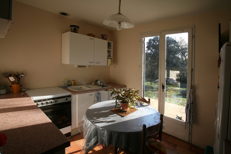 Near Gordes, one level building made of two houses linked with a shared hall and garage
