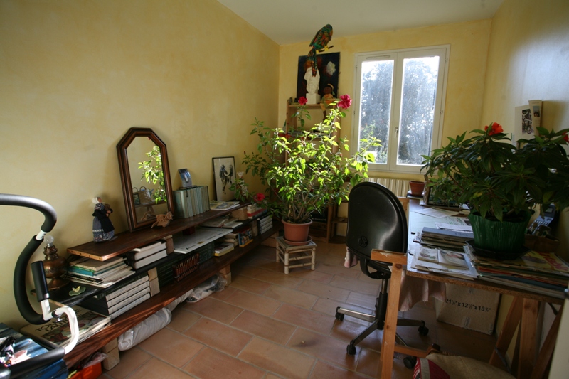 Near Gordes, one level building made of two houses linked with a shared hall and garage