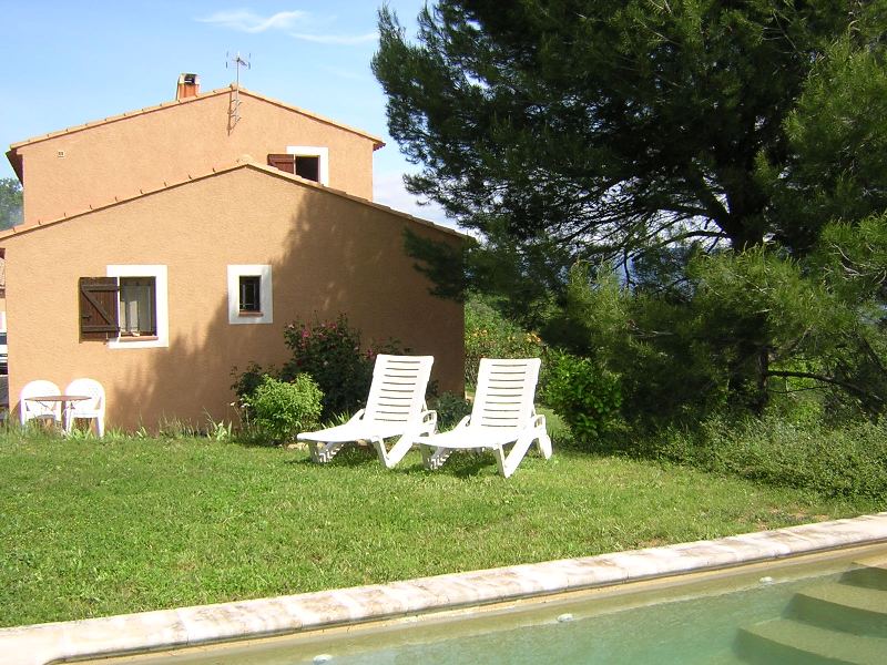 In Luberon, with breathtaking views, nice house with swimming pool and more than 2, 5 acres of grounds.