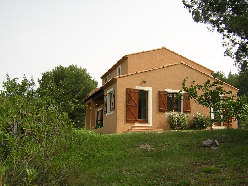 In Luberon, with breathtaking views, nice house with swimming pool and more than 2, 5 acres of grounds.