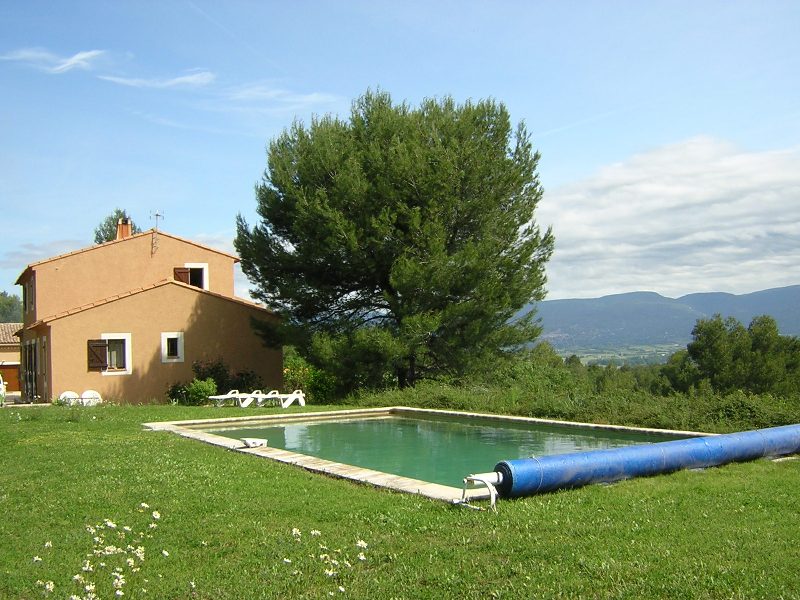 In Luberon, with breathtaking views, nice house with swimming pool and more than 2, 5 acres of grounds.