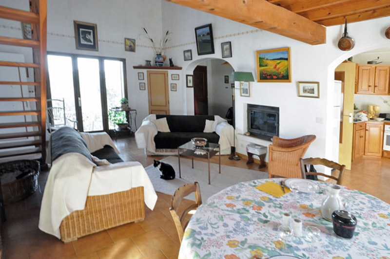 In Luberon, with breathtaking views, nice house with swimming pool and more than 2, 5 acres of grounds.