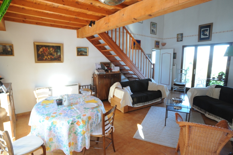 In Luberon, with breathtaking views, nice house with swimming pool and more than 2, 5 acres of grounds.