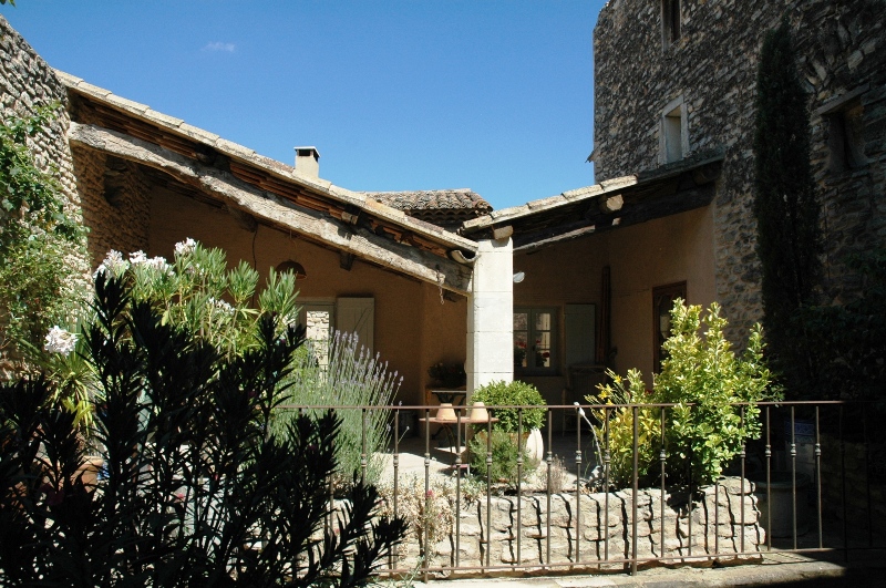 Luberon, 17th century house on three levels which has been renovated with quality materials