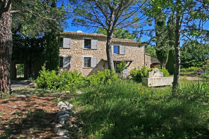 Luberon, on a 15.800 m² flat piece of land, old silkworm nursery converted and renovated