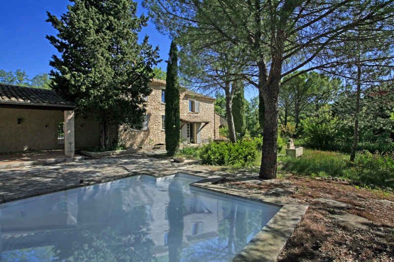 Luberon, on a 15.800 m² flat piece of land, old silkworm nursery converted and renovated