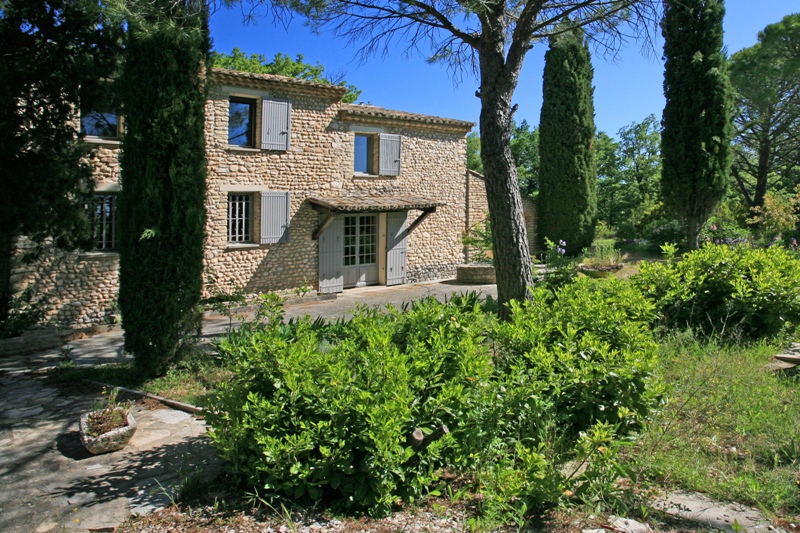 Luberon, on a 15.800 m² flat piece of land, old silkworm nursery converted and renovated