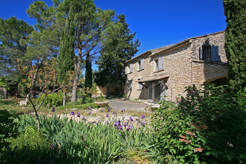Luberon, on a 15.800 m² flat piece of land, old silkworm nursery converted and renovated