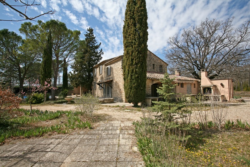 Luberon, on a 15.800 m² flat piece of land, old silkworm nursery converted and renovated
