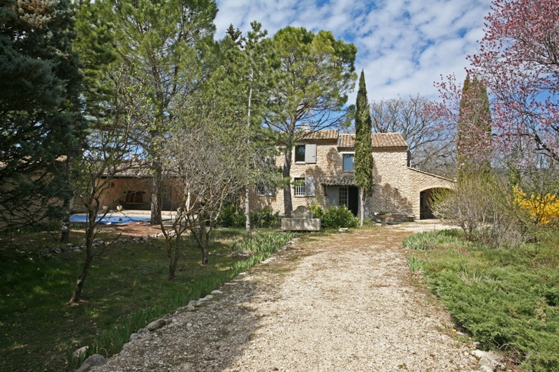 Luberon, on a 15.800 m² flat piece of land, old silkworm nursery converted and renovated
