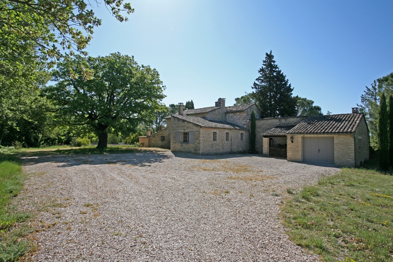 Luberon, on a 15.800 m² flat piece of land, old silkworm nursery converted and renovated