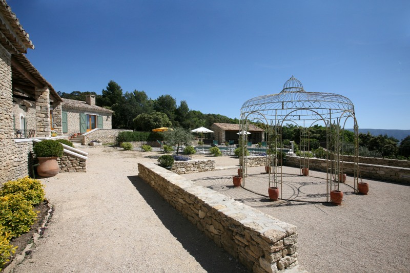 Stone-built house close to Gordes with spectacular views of the Luberon and the Vaucluse mountains
