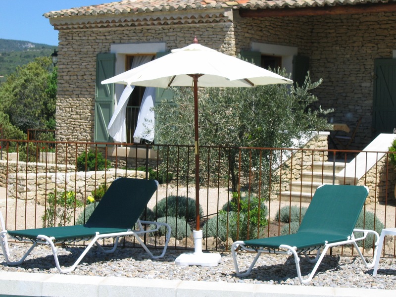 Stone-built house close to Gordes with spectacular views of the Luberon and the Vaucluse mountains