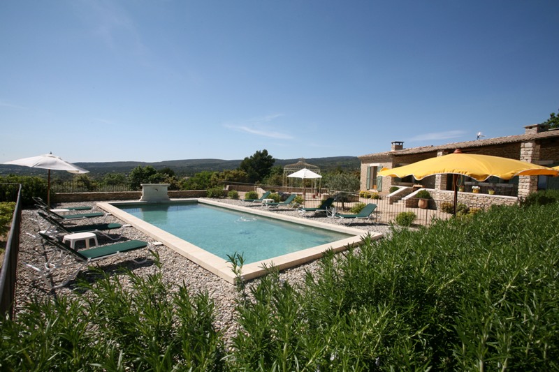Stone-built house close to Gordes with spectacular views of the Luberon and the Vaucluse mountains