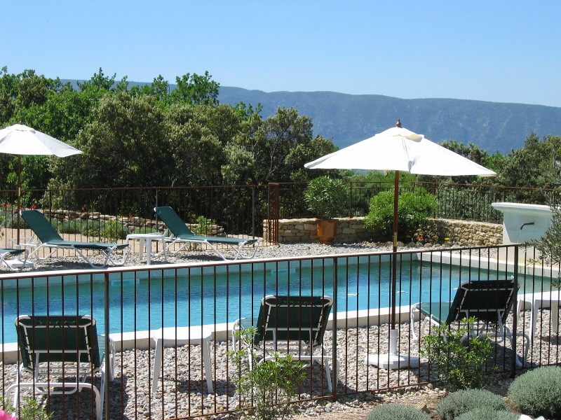 Stone-built house close to Gordes with spectacular views of the Luberon and the Vaucluse mountains