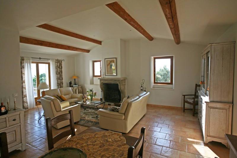 Stone-built house close to Gordes with spectacular views of the Luberon and the Vaucluse mountains