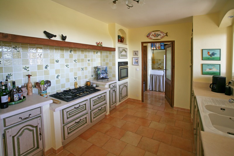 Stone-built house close to Gordes with spectacular views of the Luberon and the Vaucluse mountains