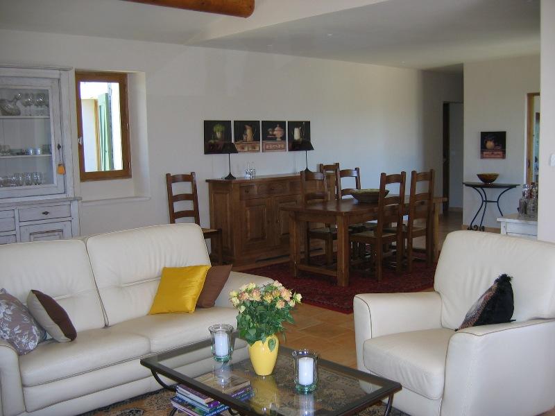 Stone-built house close to Gordes with spectacular views of the Luberon and the Vaucluse mountains