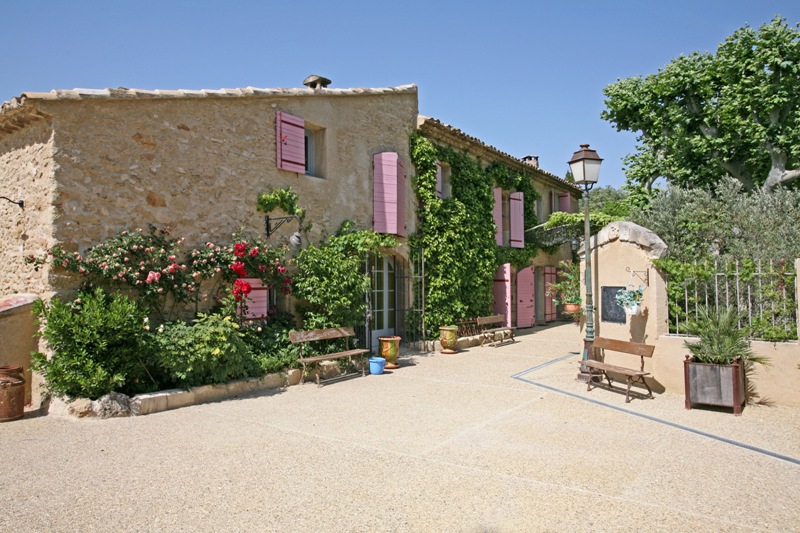 Luberon in Provence, old mas fully renovated in more than 2.6 hectares of parkland.