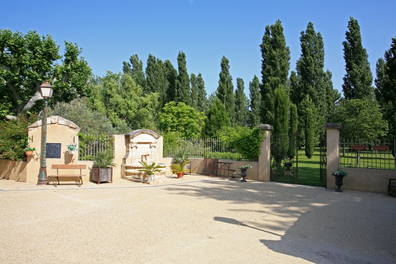 Luberon in Provence, old mas fully renovated in more than 2.6 hectares of parkland.