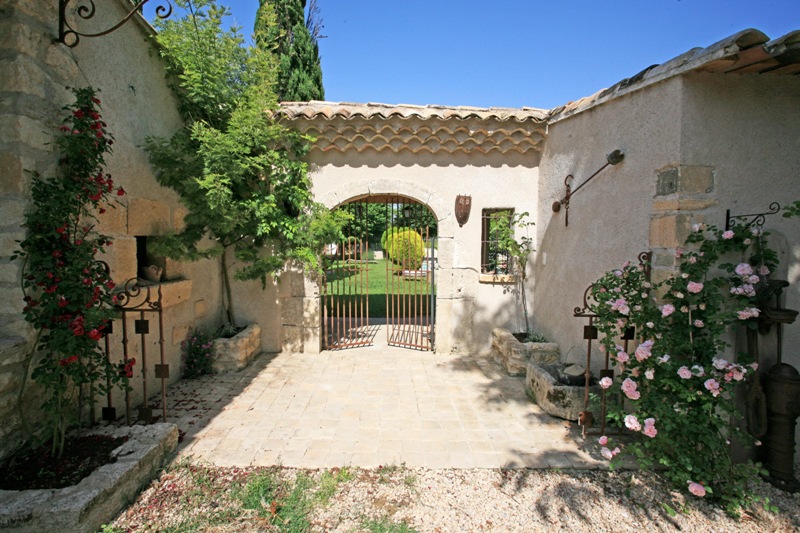 Luberon in Provence, old mas fully renovated in more than 2.6 hectares of parkland.