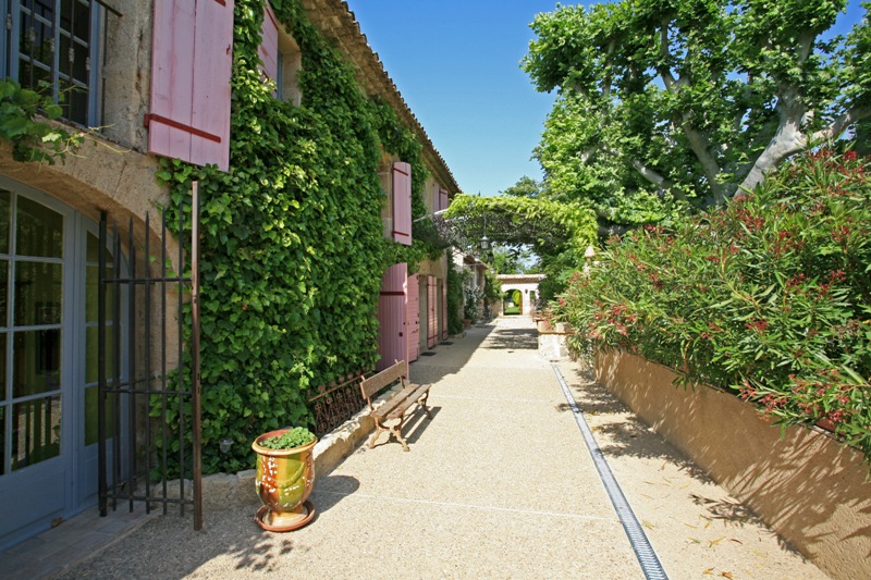 Luberon in Provence, old mas fully renovated in more than 2.6 hectares of parkland.