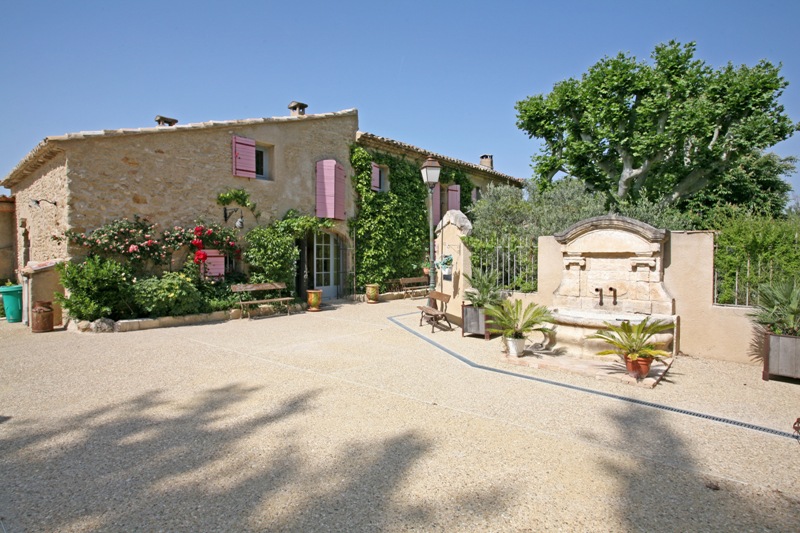 Luberon in Provence, old mas fully renovated in more than 2.6 hectares of parkland.