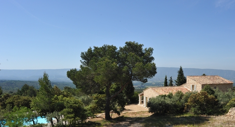 For sale in Gordes in Luberon, property with an amazing view comprising an old renovated sheepfold and 2 outbuildings on more than a hectare of land.
