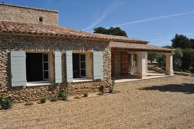 For sale in Gordes in Luberon, property with an amazing view comprising an old renovated sheepfold and 2 outbuildings on more than a hectare of land.