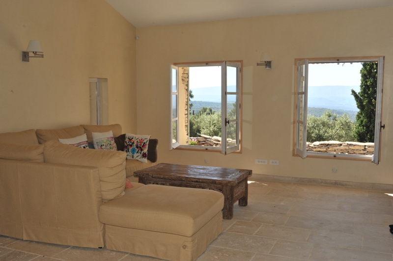 For sale in Gordes in Luberon, property with an amazing view comprising an old renovated sheepfold and 2 outbuildings on more than a hectare of land.