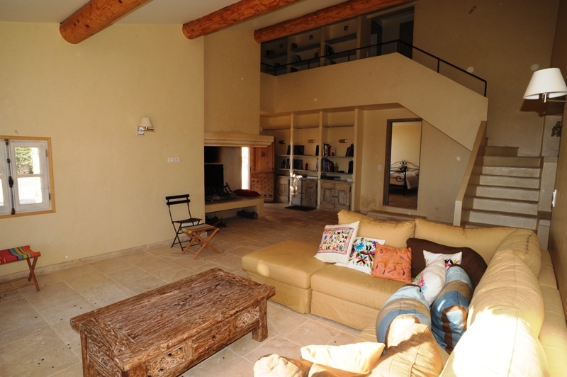 For sale in Gordes in Luberon, property with an amazing view comprising an old renovated sheepfold and 2 outbuildings on more than a hectare of land.