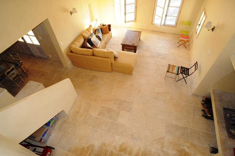 For sale in Gordes in Luberon, property with an amazing view comprising an old renovated sheepfold and 2 outbuildings on more than a hectare of land.