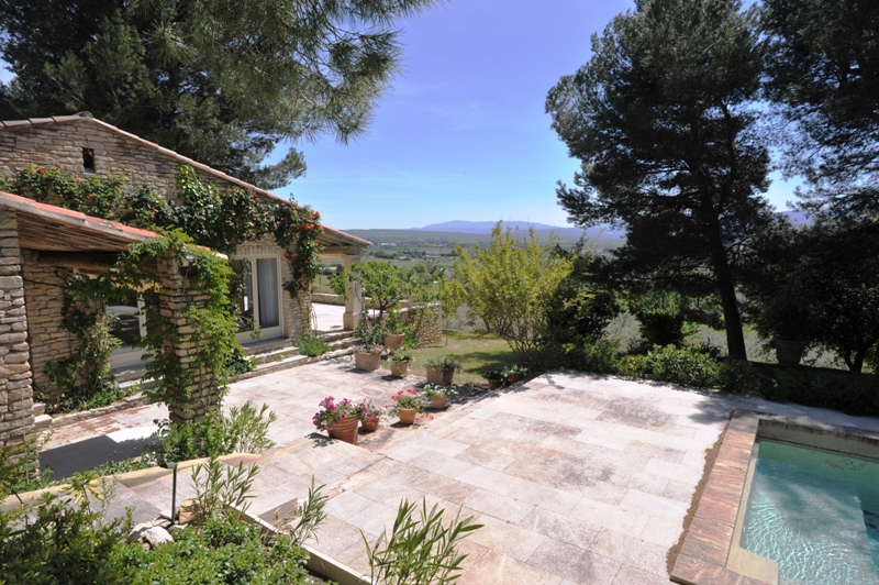 Stonehouse and extrabuildings facing the Luberon and situated high up on the Monts de Vaucluse with breathtaking views