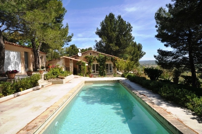 Stonehouse and extrabuildings facing the Luberon and situated high up on the Monts de Vaucluse with breathtaking views