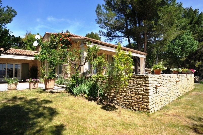 Stonehouse and extrabuildings facing the Luberon and situated high up on the Monts de Vaucluse with breathtaking views
