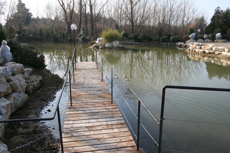 In Provence, between Avignon and Luberon, for sale a large property with 4 guests houses with private garden, with a tennis court and a swimming pool on 1.3 hectares (3.2 acres) of land