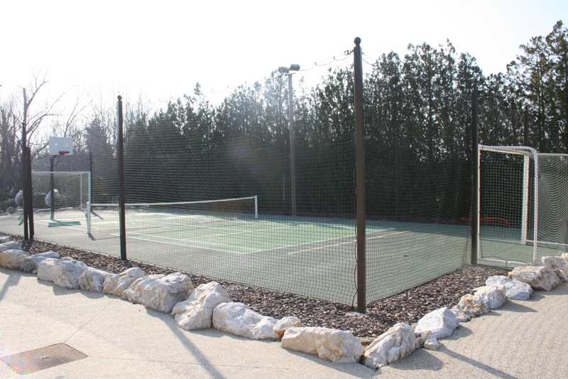 In Provence, between Avignon and Luberon, for sale a large property with 4 guests houses with private garden, with a tennis court and a swimming pool on 1.3 hectares (3.2 acres) of land
