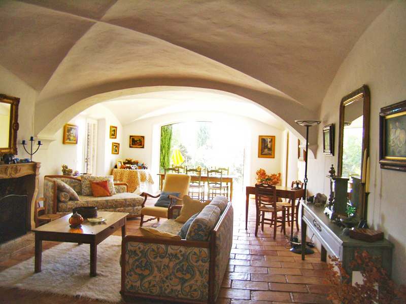 Stone house with splendid views of the Luberon