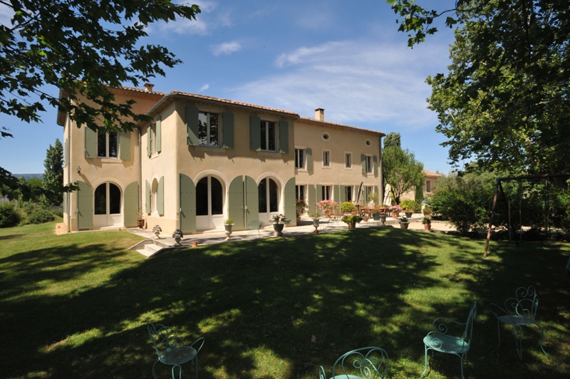 Close Luberon, a bastide in Provence over 12 hectares of park and fields.