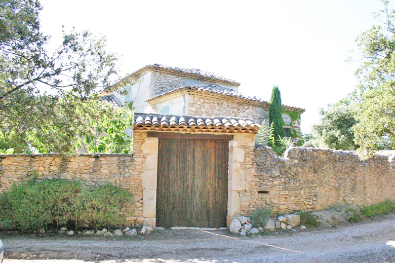 Luberon, in the heart of brushy ground, top hill, ancient converted relay post on a 6 hectares plot