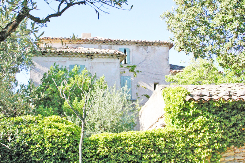 Luberon, in the heart of brushy ground, top hill, ancient converted relay post on a 6 hectares plot