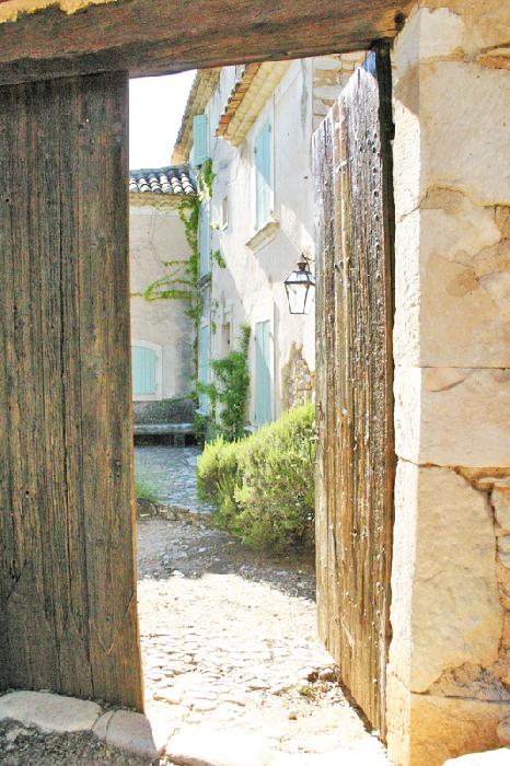 Luberon, in the heart of brushy ground, top hill, ancient converted relay post on a 6 hectares plot