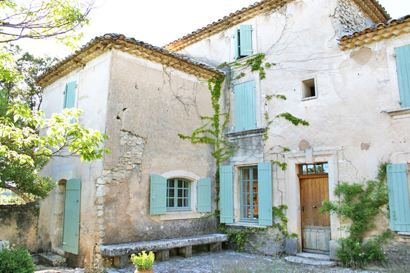 Luberon, in the heart of brushy ground, top hill, ancient converted relay post on a 6 hectares plot