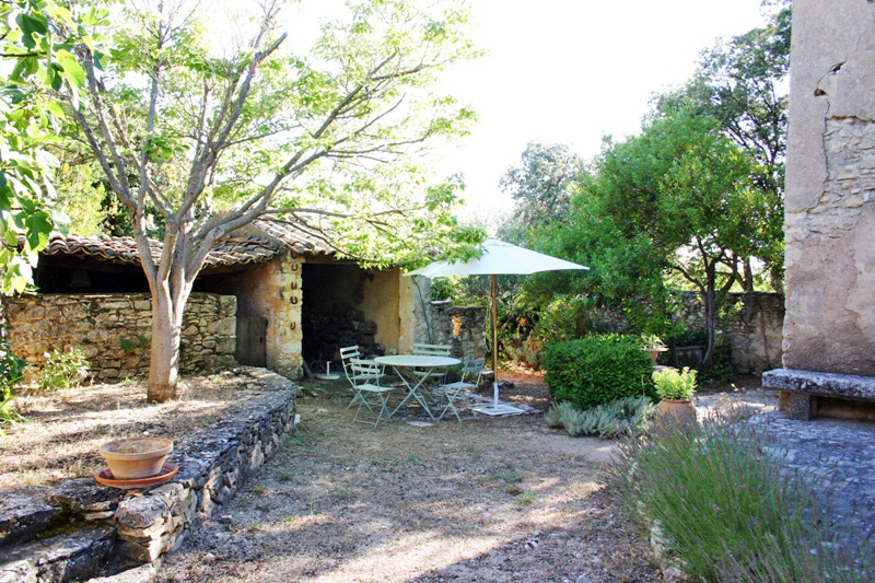 Luberon, in the heart of brushy ground, top hill, ancient converted relay post on a 6 hectares plot
