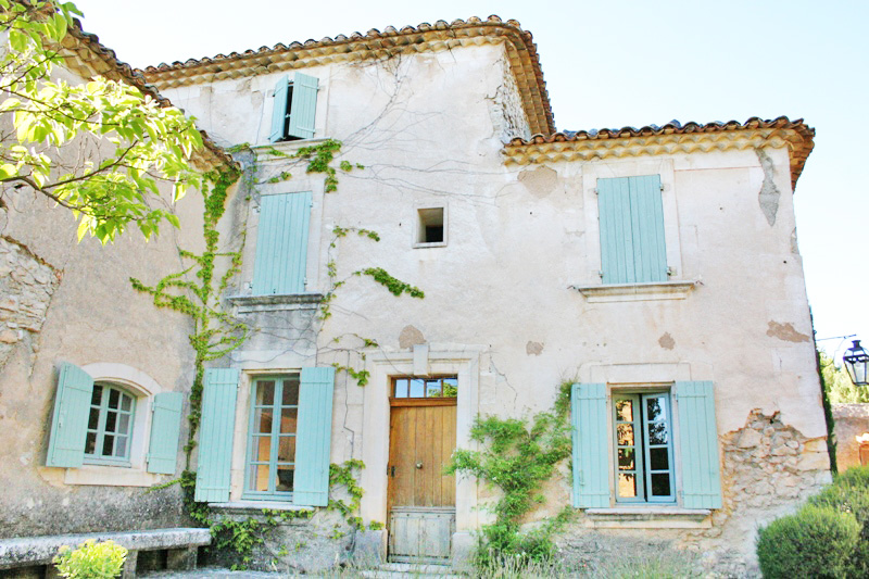 Luberon, in the heart of brushy ground, top hill, ancient converted relay post on a 6 hectares plot