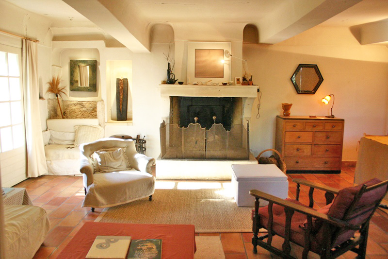 Luberon, in the heart of brushy ground, top hill, ancient converted relay post on a 6 hectares plot