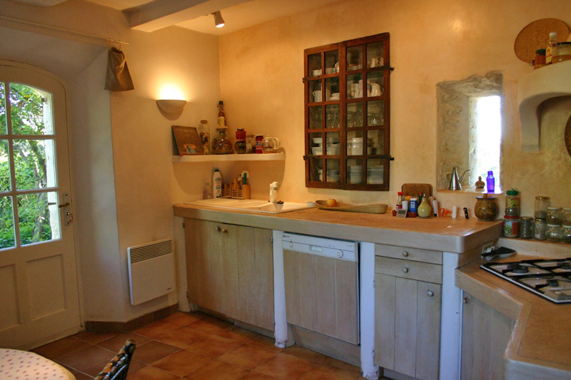 Luberon, in the heart of brushy ground, top hill, ancient converted relay post on a 6 hectares plot